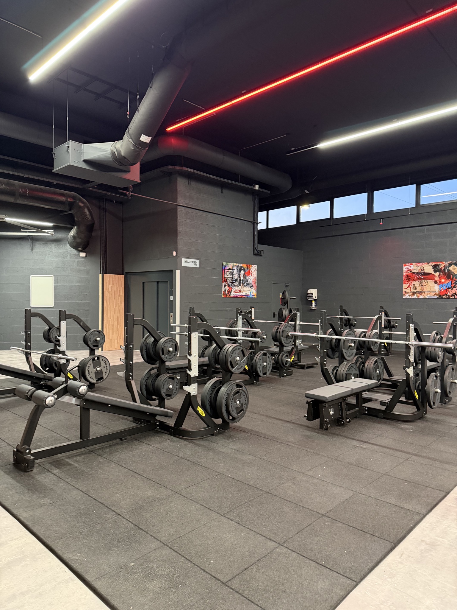 Salle de musculation — gaines textiles et gainables apparents