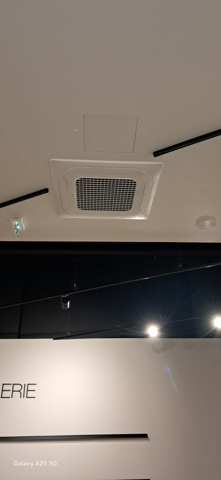 Cassette 900×900 intégrée au plafond du magasin