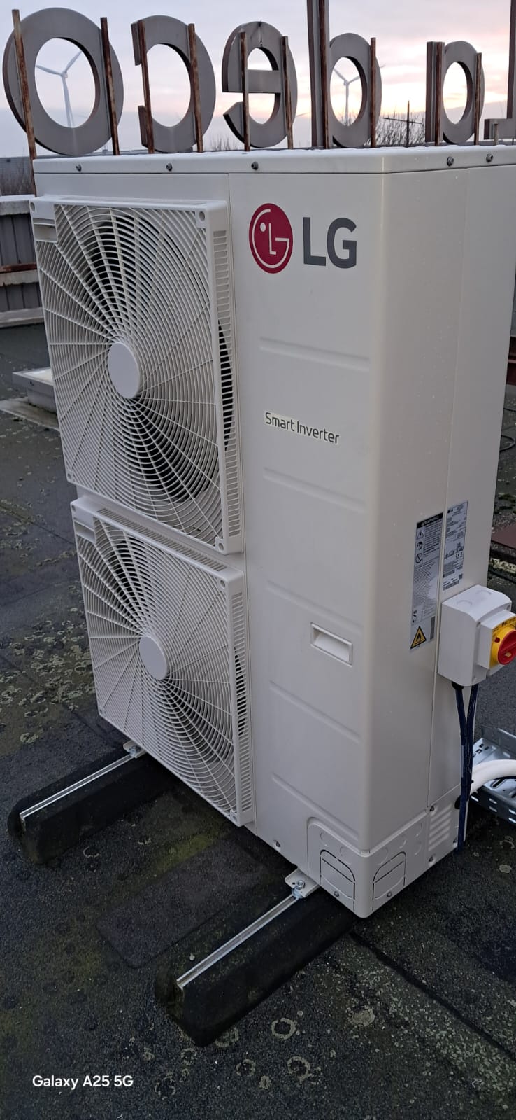 Groupe extérieur LG Smart Inverter en toiture